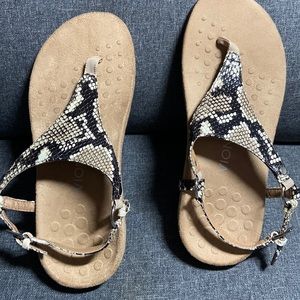 8 med Vionic Kiera snakeskin t-strap, with blackstrap, orthotic sandal.